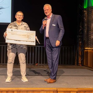 Wissenschaftliche Leitung Juzo Bereichsleiter Strategie Roger Willms überreicht Dr. med. Michaela Knestele, der wissenschaftlichen Leiterin des Münchner Lymph-Symposiums, einen Scheck über 5000 Euro für die Deutsche Gesellschaft für Lymphologie zur Förderung von Forschung und Wissenschaft.
