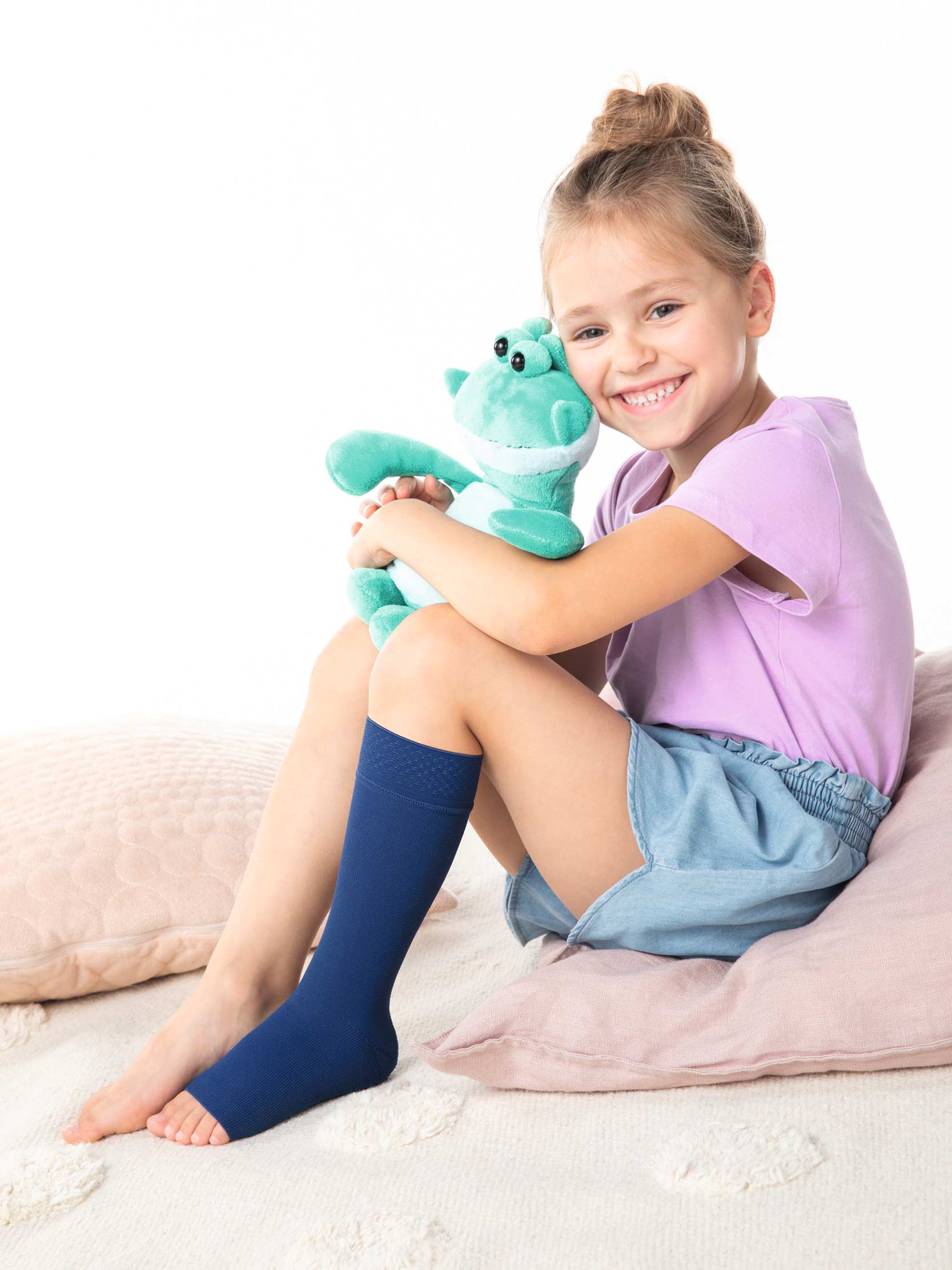 Meisje met knuffeldier Julius Meisje met knuffeldier Julius