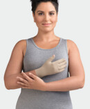 Mulher usa luva Juzu Classic Seamless com dedos fechados