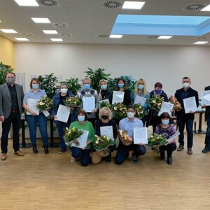Geehrte Mitarbeiter*innen Gruppenbild 36 Mitarbeiter*innen wurden für ihre langjährige Treue geehrt.