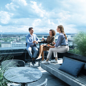 Un uomo e due donne si trovano su una terrazza sul tetto e indossano calze elastiche Un uomo e due donne si trovano su una terrazza sul tetto e indossano calze elastiche