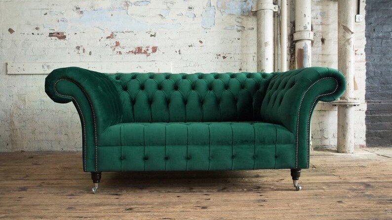Ein grünes Sofa