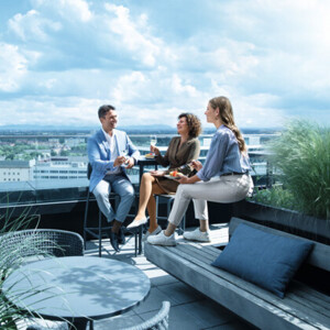 Un homme et deux femmes se trouvent sur une terrasse sur le toit et portent des bas de contention Un homme et deux femmes se trouvent sur une terrasse sur le toit et portent des bas de contention