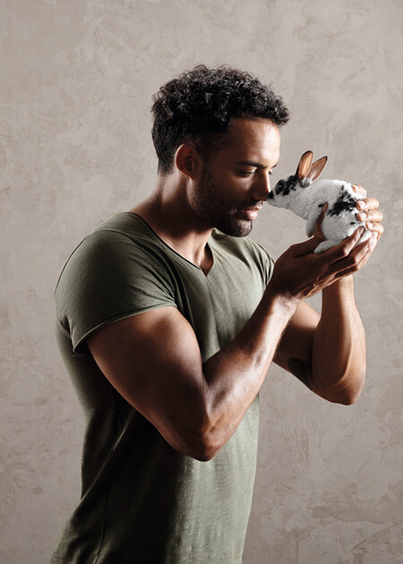 1. Lifestyle imagen Juzo Intenso Hombre fuerte abrazado a un lindo conejito