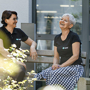 Empleadas en un banco al sol Empleadas en un banco al sol