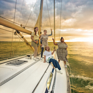 Quatre femmes portant des prothèses lymphatiques se trouvent sur un bateau en mer Quatre femmes portant des prothèses lymphatiques se trouvent sur un bateau en mer