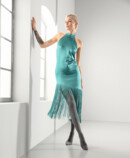 11. Lifestyle Bild Juzo Inspiration Frau mit Juzo Inspiration und Strumpfhose in Mohn und petrolfarbenem Kleid