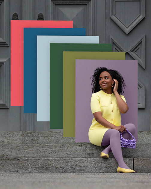 A woman wearing compression stockings in the colour Cozy Violet is sitting on a flight of stairs. In the background are the colour swatches of the current Juzo Trend Colours. A woman wearing compression stockings in the colour Cozy Violet is sitting on a flight of stairs. In the background are the colour swatches of the current Juzo Trend Colours.