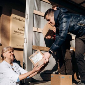Juzo unterstützt Ukraine Paketübergabe in der Ukraine