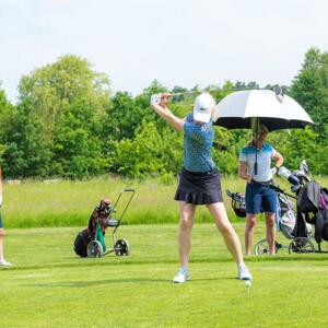 Golfspiel Maedchen spielt Golf