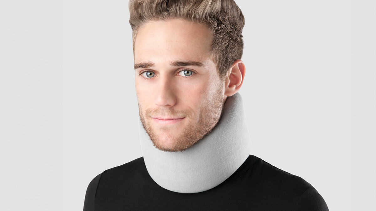 Ein Mann trägt eine Juzo Cervicalstütze am Hals. Ein Mann trägt eine Juzo Cervicalstütze am Hals.