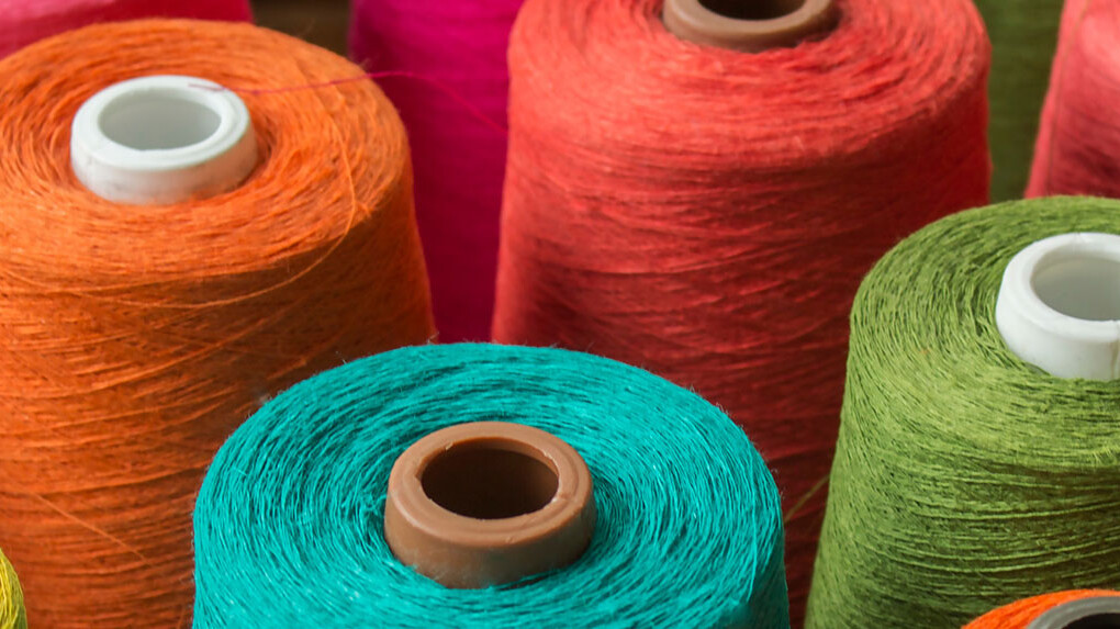 Bobines contenant des fils de différentes couleurs Bobines contenant des fils de différentes couleurs