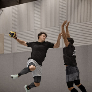 Sport Compression Sleeves BestPerform Männer spielen Handball mit der neuen BestPerform Compression von sportomedix