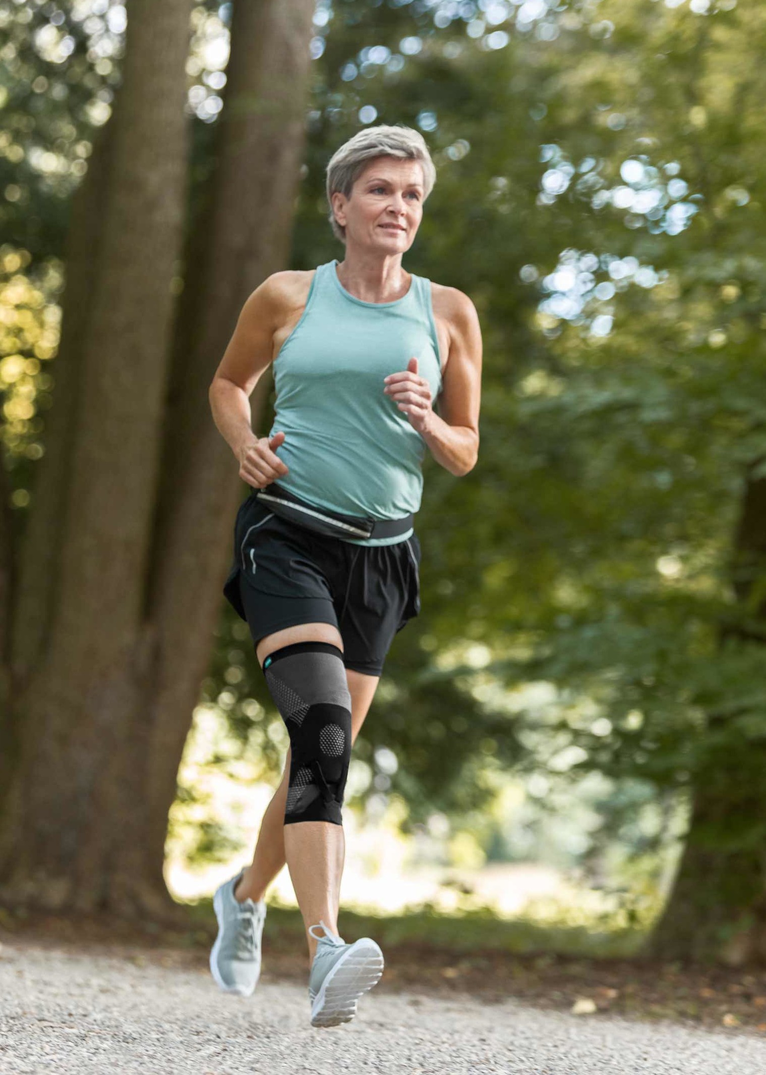 Joggende kvinde med knæortosen JuzoPro Patella Xtec Plus Joggende kvinde med knæortosen JuzoPro Patella Xtec Plus
