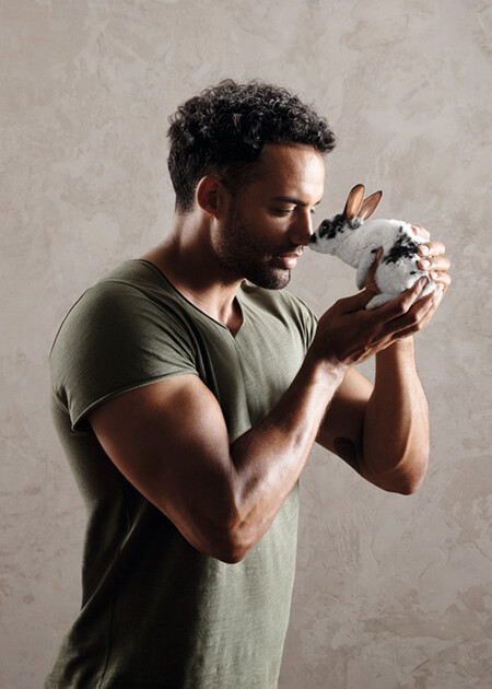 1. Juzo Intenso Sterke man knuffelt met een schattig konijntje